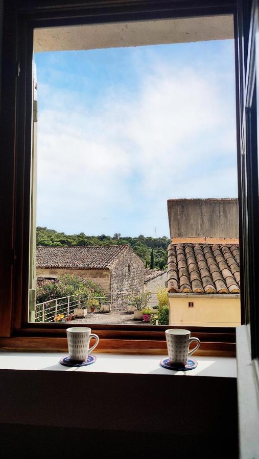 Proche Uzes Le Cocon Du Peintre Anglais Sanilhac-et-Sagries Exterior photo
